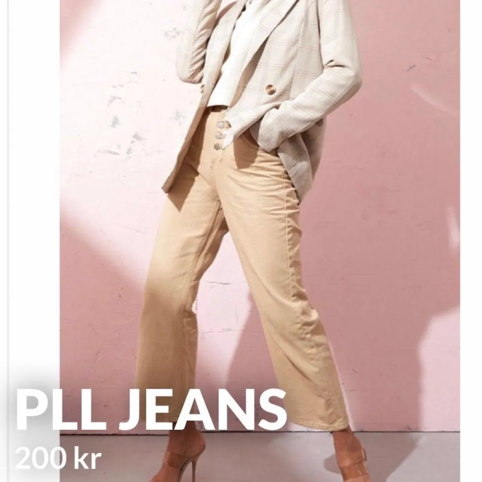 aldrig använda pga fel storlek beiga jeans i stl uk 14 ( 39/40 i eu stl ) köpt för 500, säljs för 200kr + frakt #jeans . Jeans & Byxor.