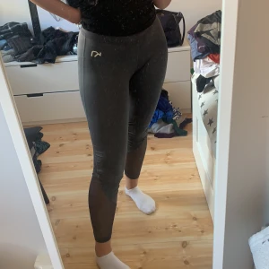 Träningstights - Gråa träningstights från Kari Traa. Sparsamt använda och ser nästan nya ut. Vet ej orginalpriset :(