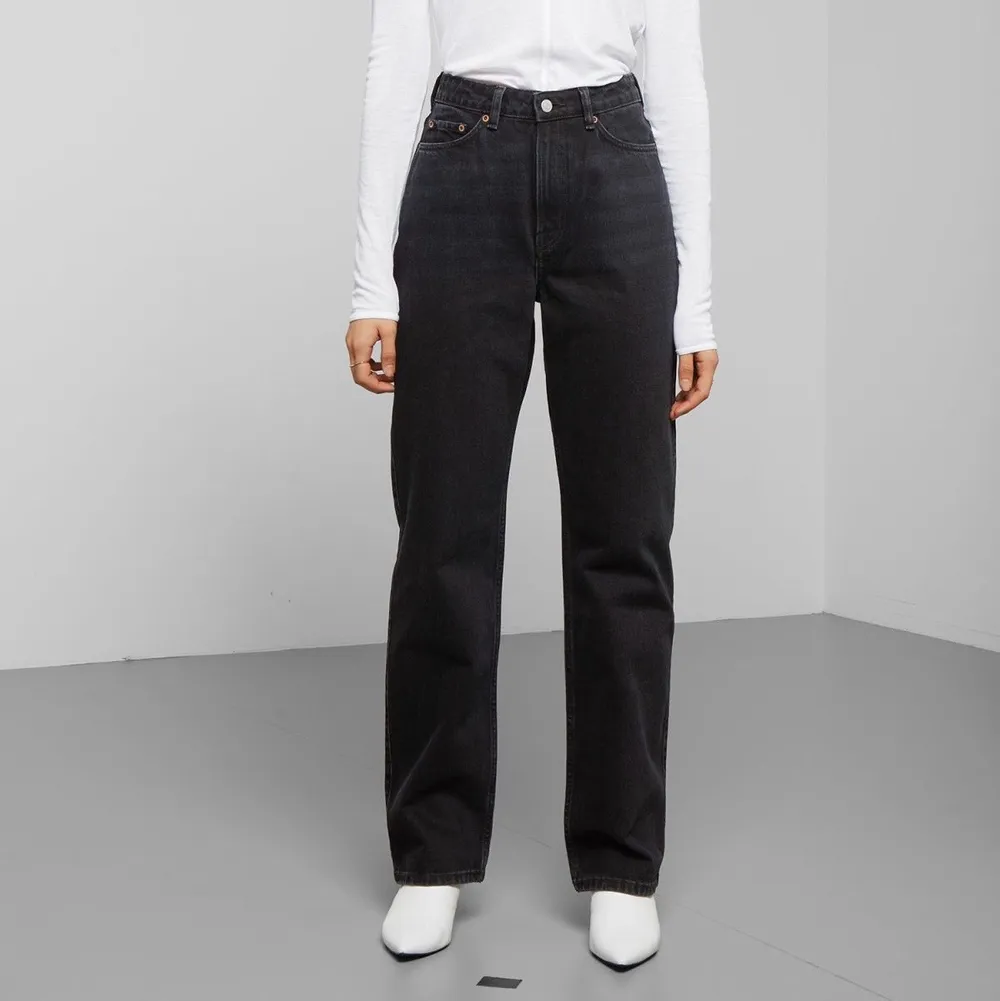 Svarta/gråa jeans ifrån weekday, modellen heter ”rowe”. Nyskick. Dom är slutsålda överallt. Dom är raka i modellen. Storlek 26/32. Buda i kommentarerna. HÖGSTA BUD: 320kr🦋💞 frakt ingår INTE! Det tillkommer på 63kr😊. Jeans & Byxor.