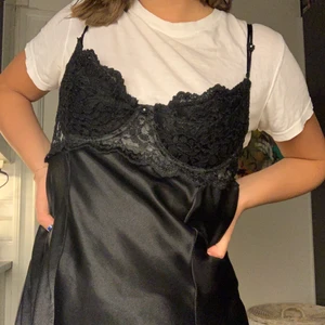 Fantastisk långklänning!!! - Så snygg klänning köpt vintage!! Väldigt hög slit så snyggt att ha över jeans eller andra byxor, eller som den är!! Får inte den användning den förtjänar!! Frakt på 63kr!