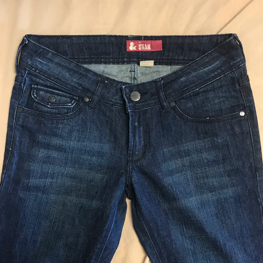 Såå ledsen att jag behöver sälja denna då den e för liten för mig😭 super fina jeans med så cool mönster på bakfickorna, jeansen är flared på botten❤️ obs frakt:50kr. Jeans & Byxor.
