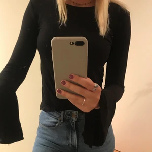 Strlk xs/s - Svart tröja med flare ärmar