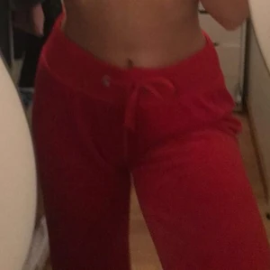 Cubus mjukisbyxor - Mjukisbyxor från Cubus. Använda ett antal gånger. Mycket bra skick. Mudd i midja och vid anklarna. Bra i storlek mm. Frakt: 60 kr