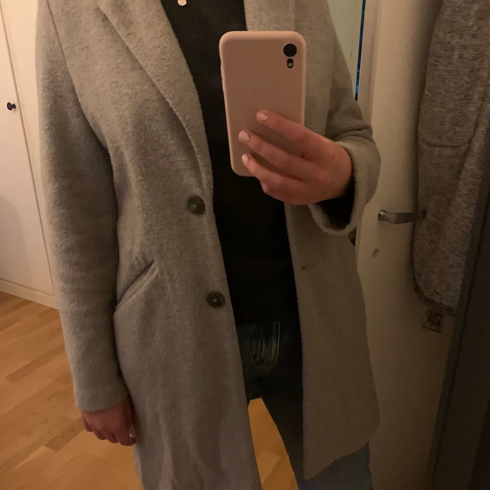 Säljer denna gråa kappa från Zara då den inte längre kommer till användning. 200kr + 63kr frakt❤️. Jackor.