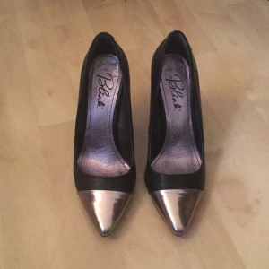  - Läder klackskor som aldrig är användna! Passar en storlek 37-38 (storlek 38 i skorna)! Kostade runt 2000kr nya! 