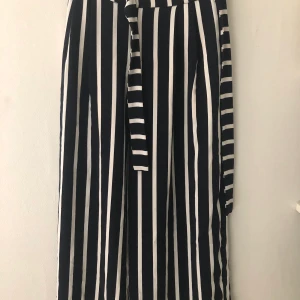 Kostymbyxor från Zara - Randiga kostymbyxor från Zara. Blå och vita med en rosett i midjan. Storlek M, nyskick. 200kr