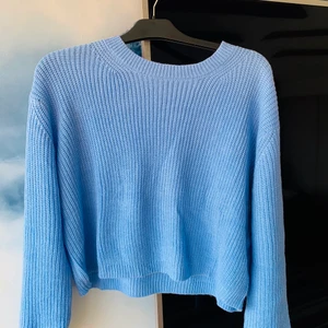 Ljusblå stickad tröja. - Världens finaste stickade blåa tröja. Den är oversized och passar xs-m beroende på hur ocersized man vill ha den. Köpt på Plick men har tyvärr så sjukt mycket stickade tröjor. Den är ej genomskinlig!