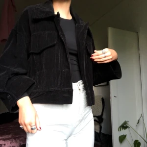 Manchester jacka - Detta är den perfekta Manchester jackna till hösten. Den är svart och är har snygga vida armar. Jackan är i mycket bra skick då jag använt den fåtal gånger. Köparen står för frakten!❤️