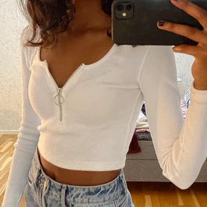 Topp - Snygg nästan oanvänd topp från Missguided med dragkedja vid bröstet! Skitsnygg verkligen men kommer inte till användning🤍 Buda, köparen står även för frakt!