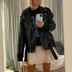 Oversized Skinnjacka  - Svin snygg skinnjacka som tyvärr inte kommer till användning. ❌Budgivning just nu! Buda i kommentarerna så alla ser!!! Högsta bud 620kr och avslutar den imon eftermiddag!❌ Fakten ingår i priset. 