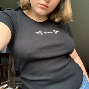 Esprit vintage t-shirt - Vintage y2k tröja från ESPRIT. Vit logga med rhinestones. Står storlek L men funkar på mindre storlekar med, jag brukar ha S och den ser ut Såhär på mig. Har ett litet hål vid lappen, syns inte. Frakt kostar 42kr