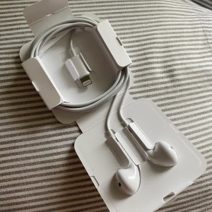 hörlurar  - helt oanvända!! jag bjuder på frakten 💞