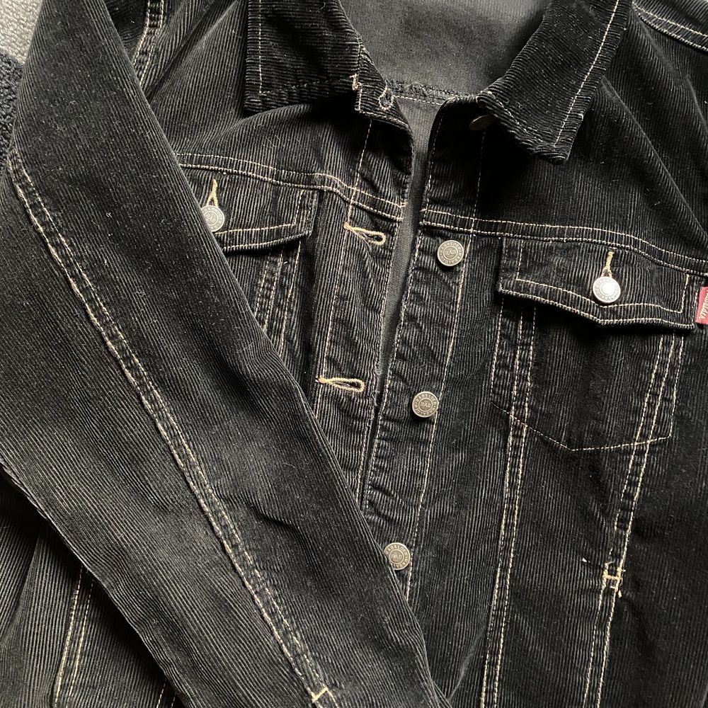 Svart trendig manscheterjacka, storlek 38. Inköpt för ett år sedan, men knappt använd. Lite oversized modell. Inget slitage😁 200kr inkl frakt🌼 . Jackor.