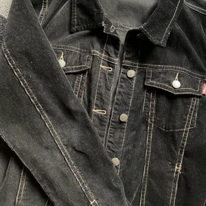 Trendig manchesterjacka - Svart trendig manscheterjacka, storlek 38. Inköpt för ett år sedan, men knappt använd. Lite oversized modell. Inget slitage😁 200kr inkl frakt🌼 