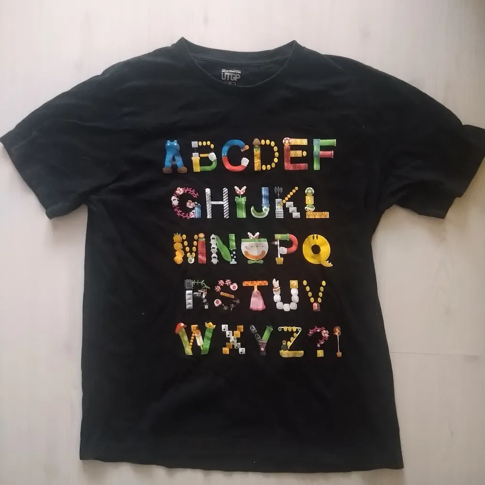 Väldigt Nice alfabet Mario t-shirt . T-shirts.
