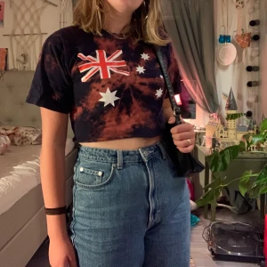 Tie dye tröja med tryck - Tye dye tröja med tryck! Så cool och unik! Står ingen storlek men passar XS-M, 150kr+frakt