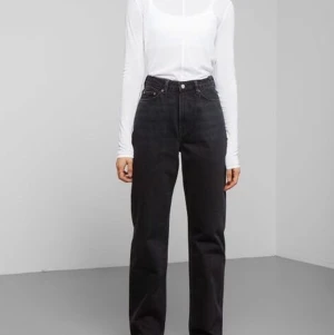 Weekday jeans row - Jeans från weekday i modellen row, färgen echo black storlek 27/32 (passar mig som brukar pendla mellan 26/27 