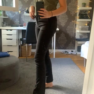 kostymbyxor - säljer dessa kostymbyxor från mango i storlek 36💖