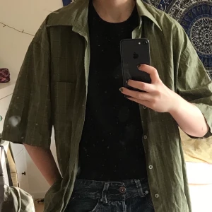 Grön skjorta - Jättefint skick! Är i storlek 41 så väldigt stor på mig med S/XS så säljer därför! Sitter dock mer lagom oversized på typ M! 