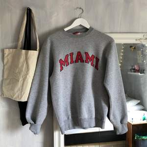 Snygg vintage sweatshirt från champion! Med trycket Miami. Storlek s och sitter lite oversized. Frakt tillkommer!