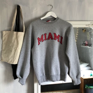 Champion sweatshirt - Snygg vintage sweatshirt från champion! Med trycket Miami. Storlek s och sitter lite oversized. Frakt tillkommer!