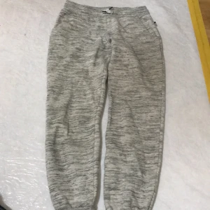 H&M - Köpt för några månader sen. Har små små fjun på sig. Riktigt sköna. Kan ha på sig både hemma och ute 