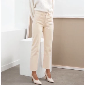 Beiga jeans - Säljer ett par beiga straight leg jeans från & other stories. Använda fåtal gånger pga fel storlek, stl 27!🥰🥰
