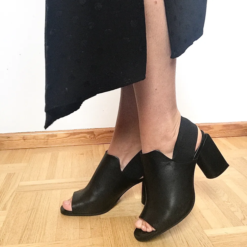 Supersnygga klackskor från COS. Skorna är i äkta läder med gummiband i hälen som gör dem sköna att gå i. Aldrig använda, säljes pga för stora. 🌸. Skor.