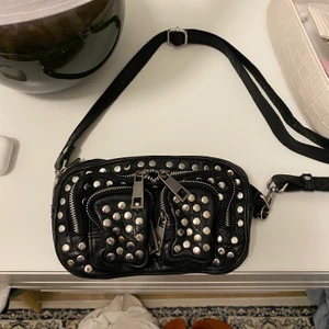 Nunoo väska  - Svart mini väska från det danska märket nunoo. Liten och praktisk, snygg till fest. Köpt för 1100kr. Priset kan diskuteras. Knappt använd och inga tecken på användning