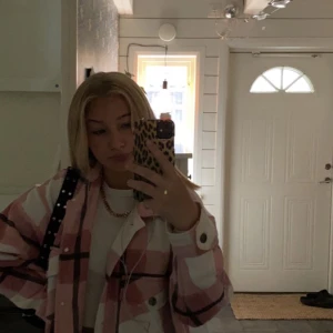 jacka - rosa rutig jacka, köpt från Boohoo. Använd 1 gång ute, men i nyskick! 300kr! Eller bud. Kom privat för fler bilder, jackan är i storlek XS som jag vanligtvis brukar ha och den är väldigt stor på mig men tycker man om overzised så är den absolut jättefin❤️