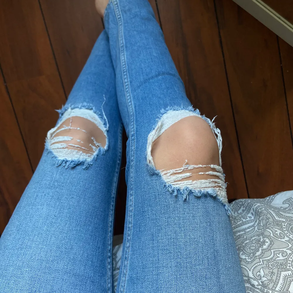 Högmidjade jeans från Gina i storlek 38. Modellen heter Leah, inte jätte tighta hela vägen, aldrig använda mer än till bild. . Jeans & Byxor.