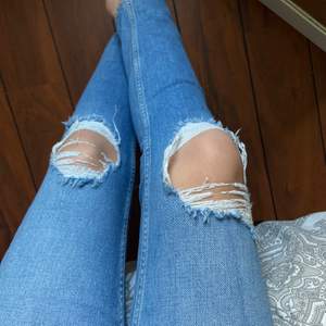 Högmidjade jeans från Gina i storlek 38. Modellen heter Leah, inte jätte tighta hela vägen, aldrig använda mer än till bild. 