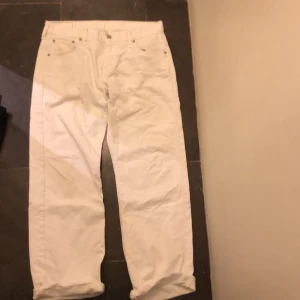 levis 569 vita. - sköna levis jeans. luftiga sköna att skejta i. vita, regular fit. dom är storlek 30/30 och väldigt snygga.