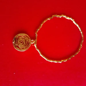 Nytt! Armband. - Nytt! Armband.Guldfärg eller silverfärg"1st/85kr."