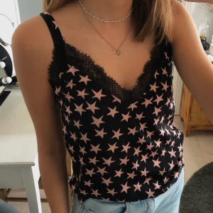 H&M x Love Stories topp - Super fint linne från H&Ms limited collection med Love Stories. Älskar detta linnet men den har börjat bli lite liten för mig :( BUDGIVNING AVSLUTADHögsta bud: 400 inkl frakt