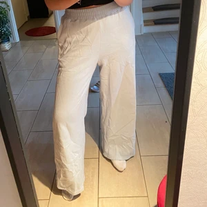 Raka mjukisbyxor - Ett par fina mjukis, knappt använda då de är lite för stora för mig! Bra längd för långa personer! Är själv 175 cm lång.