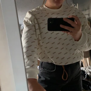 Sweatshirt  - Snygg sweatshirt med beiget tryck, frakt tillkommer! Liten i storleken