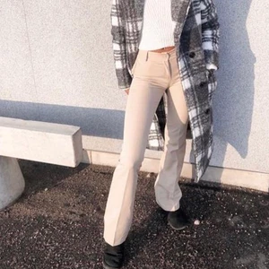 Designbysi kostymbyxor  - Faaaavorit-kostymbyxorna ska säljas då jag har flera par och dessa beställdes i fel stl. Har dom i både svart och beige, använda ca 2ggr. (lånade bilder från hemsidan)