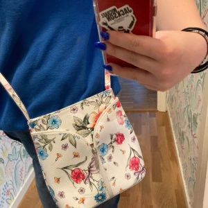 Väska - Säljer denna super söta vädjan med rymliga fack från Grekland 