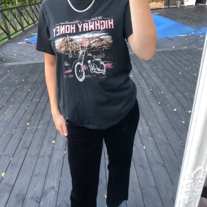 Cool T-shirt  - Super cool T-shirt från Gina Tricot med tryck. Använd 1 gång😊