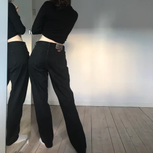 Svarta jeans - Svarta jeans köpta second hand, lite ”baggie” vibes✨ frakt +60, kan möjligtvis mötas upp i Stockholm