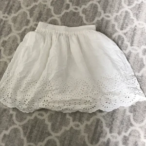 Kjol -  Är jättefin vit kjol från Bikbok i storlek S men har en liten lila fläck på kanten där uppe men det syns inte jättemycket 💕