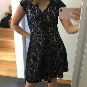 Spets klänning - Säljer den här svarta spetsklänningen från h&m i storlek S. Perfekt nu till hösten och vintern. Det pris jag säljer den för är 75kr+frakt. 