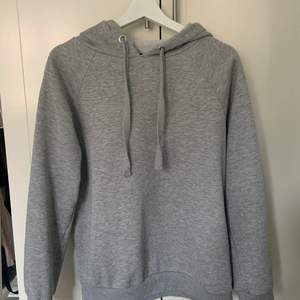 En grå lite tunnare hoodie från Gina. Storlek M. 80kr + frakt.