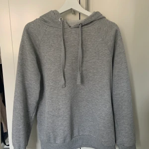 Hoodie - En grå lite tunnare hoodie från Gina. Storlek M. 80kr + frakt.