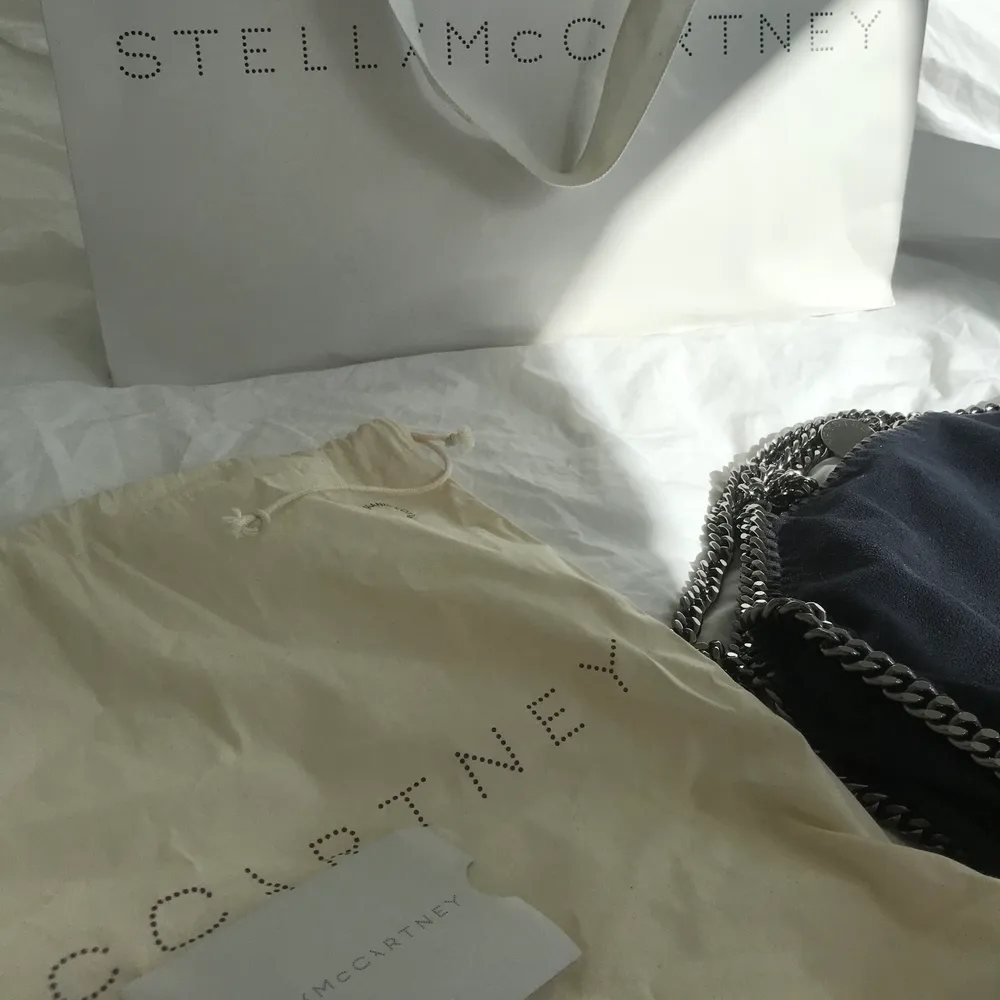 Säljer min älskade Stella McCartney fallabella bag. Nypris 7600kr. Väskan är i marinblått. Den är i toppskick samt kedjorna, enda skråman är en liten bläckfläck i den lilla innerfickan. Påse, dustbag och kvitto medföljer. Skriv vid intresse!💕. Väskor.