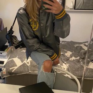 Baseball jacka grå och gul - Intressekoll på denna fina basketbollsjacka!! Bra skick inga slitningar och färgen är precis som man vill ha den! Trendig och perfekt nu till höst!! Buda i kommentarerna! Säljer eftersom jag har två stycken 