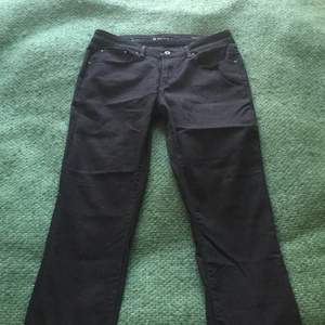 Ett par klassiska svarta Levis jeans. Modell demo curve, något stretchiga. Halvhög och rak modell! 100kr och de är dina + ev frakt!