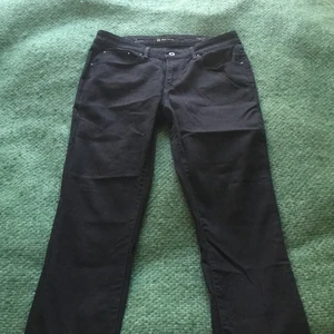 LEVIS jeans stlk 31 - Ett par klassiska svarta Levis jeans. Modell demo curve, något stretchiga. Halvhög och rak modell! 100kr och de är dina + ev frakt!