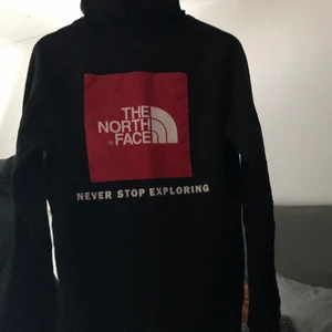 The North Face Hoodie - Storlek: S men passar också XS.                                  Skick: 7/10 Inga fläckar eller hål.                               Nypris: 800kr Köpt i London på The North Face outlet. 